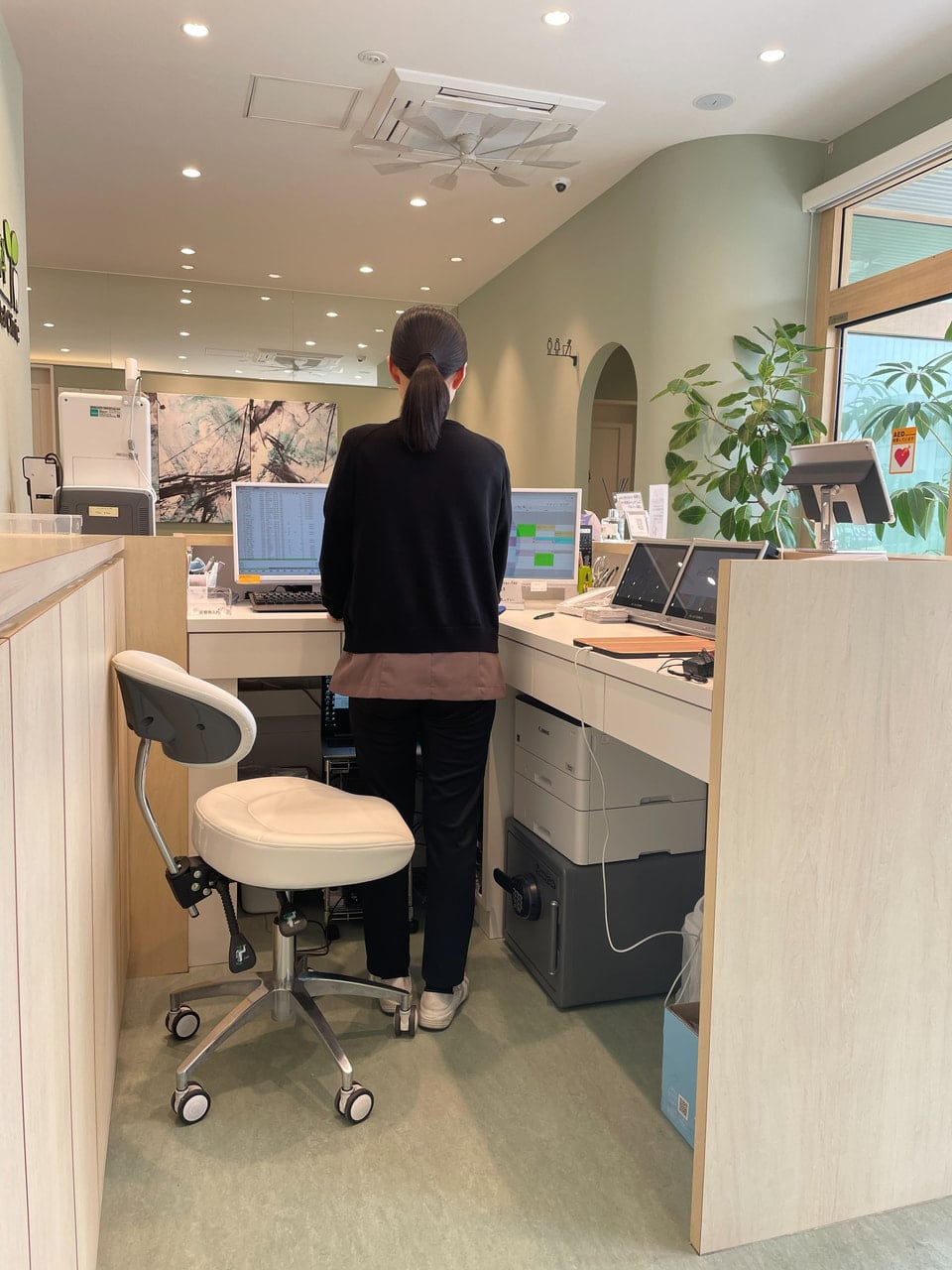みどり歯科　受付カウンターの内側